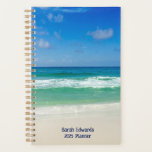Strandfotografie Blue Ocean Waves Custom 2025 Planner<br><div class="desc">Deze coole strandfotografie 2025-planner is perfect voor een restaurant aan zee of een bar aan het strand om aan te passen voor klanten als souvenir. Een prachtige strandfoto genomen in de ideale vakantiebestemming van Destin, Florida. De prachtige groene wateren van Sandestin spoelen aan bij de zandkust onder de serene blauwe...</div>