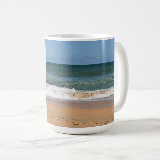 strandgolven storten neer op het kustlandschap koffiemok (Voorkant rechts)