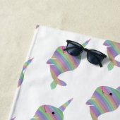 Strandhanddoek van Rainbow Narwhals Strandlaken (In situ)