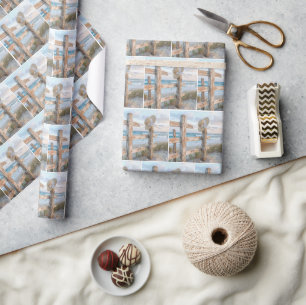 Strandhoed op roestige omheiningspaal cadeaupapier