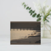 Strandhond bij zonsondergang | Blue Beach Song™-Br Briefkaart (Staand voorkant)