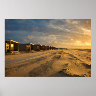Strandhuisjes bij zonsondergang aan de Nederlandse Poster