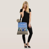 Strandhutten blauwe luchten en engels strand tote bag (Op model)