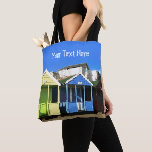 Strandhutten blauwe luchten engelse zomer kust fot tote bag (Dichtbij)