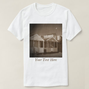 Strandhutten blauwe luchten sepia engelse badplaat t-shirt