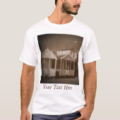 Strandhutten blauwe luchten sepia engelse badplaat t-shirt (Voorkant)