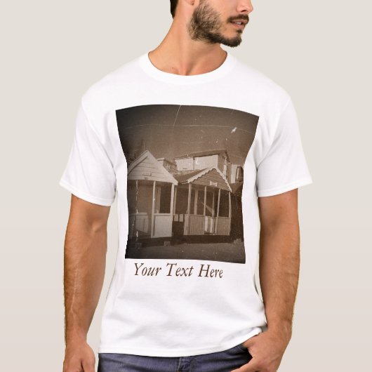 Strandhutten blauwe luchten sepia engelse badplaat t-shirt (Voorkant)