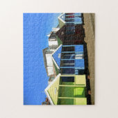 strandhutten en blauwe hemel Engelstalige zeefoto Legpuzzel (Verticaal)