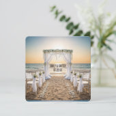 Strandhuwelijk bij zonsondergang met bruidsboog kaart (Staand voorkant)