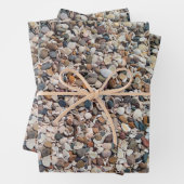 Strandkiezels en schelpenpatroon inpakpapier vel (In situ)