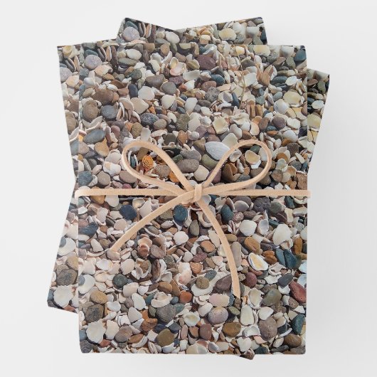Strandkiezels en schelpenpatroon inpakpapier vel (In situ)