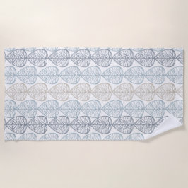 Strandlaken met abstracte planten ornamenten.