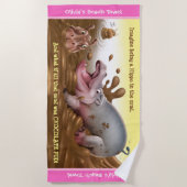 Strandlaken Muddy Hippos. Roze rand (Voorkant)