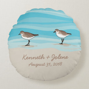 Strandlopers op Bruiloft Datum Namen in Zand Rond Kussen