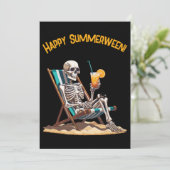 Strandloungen Skeleton Halloween Kaart (Staand voorkant)
