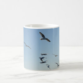 Strandmeeuwen die boven zeebries zweven, landschap koffiemok