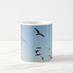 Strandmeeuwen die boven zeebries zweven, landschap koffiemok