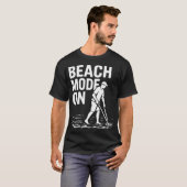 Strandmodus Aan Funny Metaaldetectieontwerp T-shirt (Voorkant volledig)