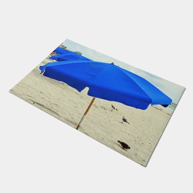 Strandparaplu meeuwen in het zand deurmat (Schuin)