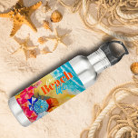 Strandparaplu's in het zand waterfles<br><div class="desc">Golven op een zandstrand, een surfer en zonnebaders onder kleurrijke paraplu's, deze gepersonaliseerde tuimelaar beschikt over jouw naam en "Beach Life" op de voor- en achterkant, elke boodschap op de turquoise strip - we shows "BLIJVEND COOL! MAG GEEN WATER BEVATTEN." Leuk voor de zomer, vakantie of cadeau als cadeau. OVEREENKOMENDE...</div>