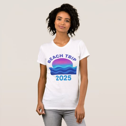 Strandreis 2025 - Retro Sunset & Waves Design T-shirt (Voorkant volledig)