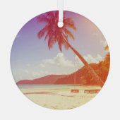 Strandscène, kokosnootboom, houten bed. glas ornament (Achterkant)