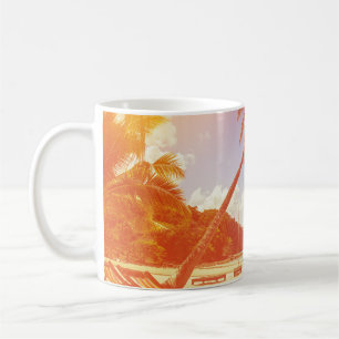 Strandscène, kokosnootboom, houten bed. koffiemok