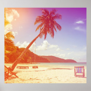 Strandscène, kokosnootboom, houten bed. poster