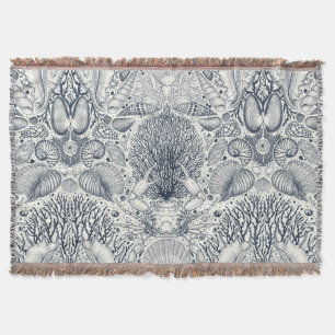 Strandschatten, schelpen, krab, koralen en zeewier deken