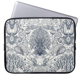 Strandschatten, schelpen, krab, koralen en zeewier laptop sleeve