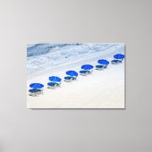 Strandstoelen met blauwe parasols op Madeira Beach Canvas Afdruk (Voorkant)