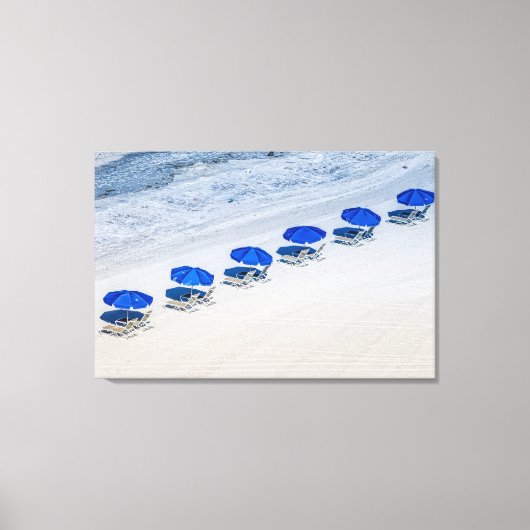 Strandstoelen met blauwe parasols op Madeira Beach Canvas Afdruk (Voorkant)