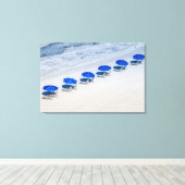 Strandstoelen met blauwe parasols op Madeira Beach Canvas Afdruk (Insitu (Houten vloer))