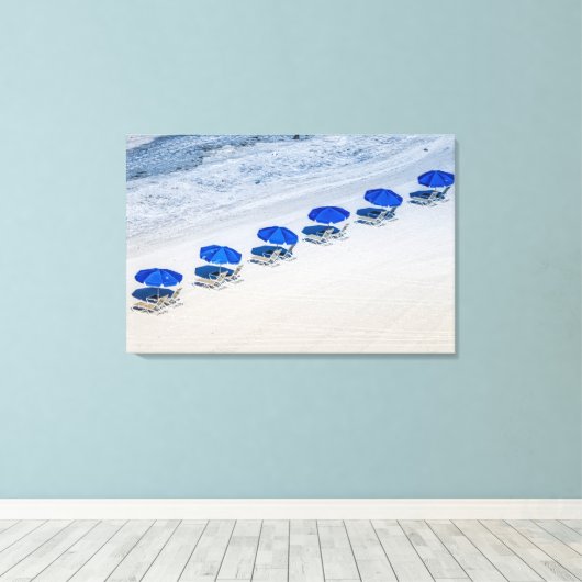 Strandstoelen met blauwe parasols op Madeira Beach Canvas Afdruk (Insitu (Houten vloer))