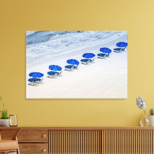 Strandstoelen met blauwe parasols op Madeira Beach Canvas Afdruk (Insitu (Woonkamer))