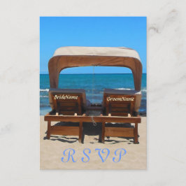 Strandstoelen voor een beach wedding in het zand RSVP kaartje