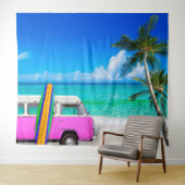 Strandtafereel met fuchsia roze busje en surfplank wandkleed (In Situ (horizontaal))