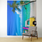 Strandtafereel met gele bestelwagen en roze surfpl wandkleed (In situ)