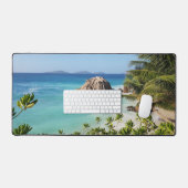 Strandtafereel met palmbomen en grote rots bureaumat (Keyboard & Muis)