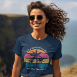 strandtrip Schattige marineblauw dames T-shirt<br><div class="desc">Dit schattige tropische palmboom zonsondergang dames t-shirt is perfect voor een zomer strandreis met je college vrienden of een leuke cruiseschip vakantie met het gezin. Personaliseer een set van op maat gemaakte T-shirts voor uw groepsuitje naar de kust of een eiland familie reünie in Florida of Hawaii.</div>