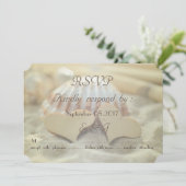 Strandtrouw, zeeschelp, houten harten RSVP Kaart (Staand voorkant)