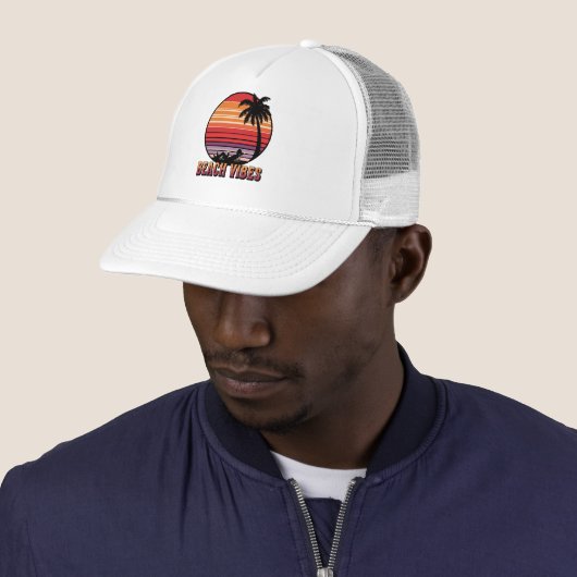 Strandvibes - Retro Sunset Trucker Pet (In situ)
