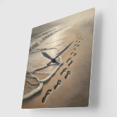 Strandvoetafdrukken met oceaanschuim vierkante klok (Hoek)