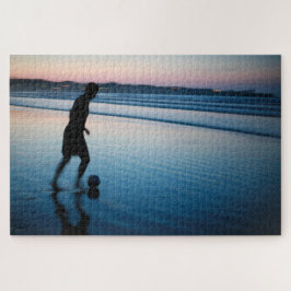 Strandvoetbal bij zonsopgang legpuzzel