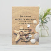 Strandzand, schelpen en zeesterren bruiloft uitnod kaart (Staand voorkant)
