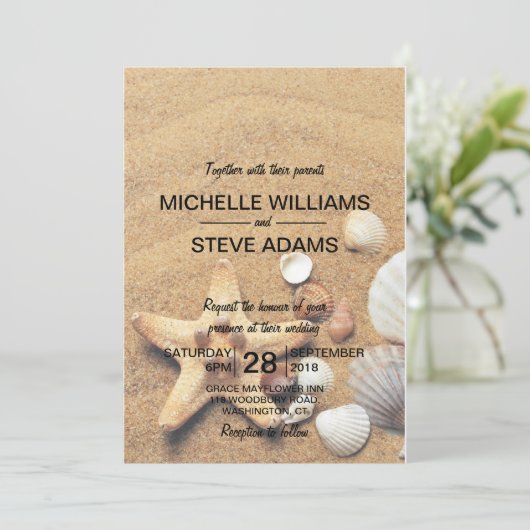 Strandzand, schelpen en zeesterren bruiloft uitnod kaart (Staand voorkant)