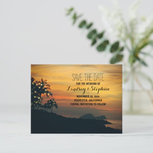 Strandzonsondergang en strijklichten slaan de datu aankondigingskaart (Staand voorkant)