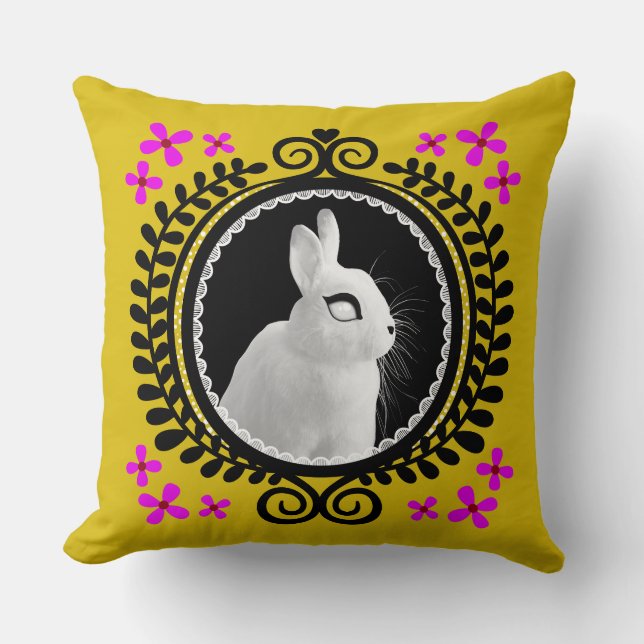 Strange White Bunny: Yellow, Magenta, Red, & Black Kussen (Voorkant)