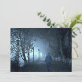 Stranger in het park in Night Fog (Staand voorkant)