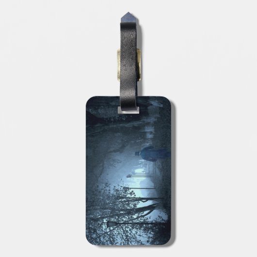 Stranger in het park in Night Fog Bagagelabel (Achterkant verticaal)